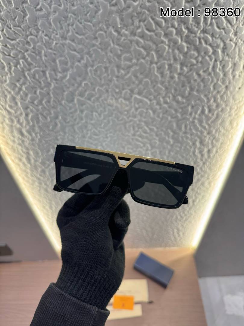 Louis_Vuitton_98360_Gold_Black