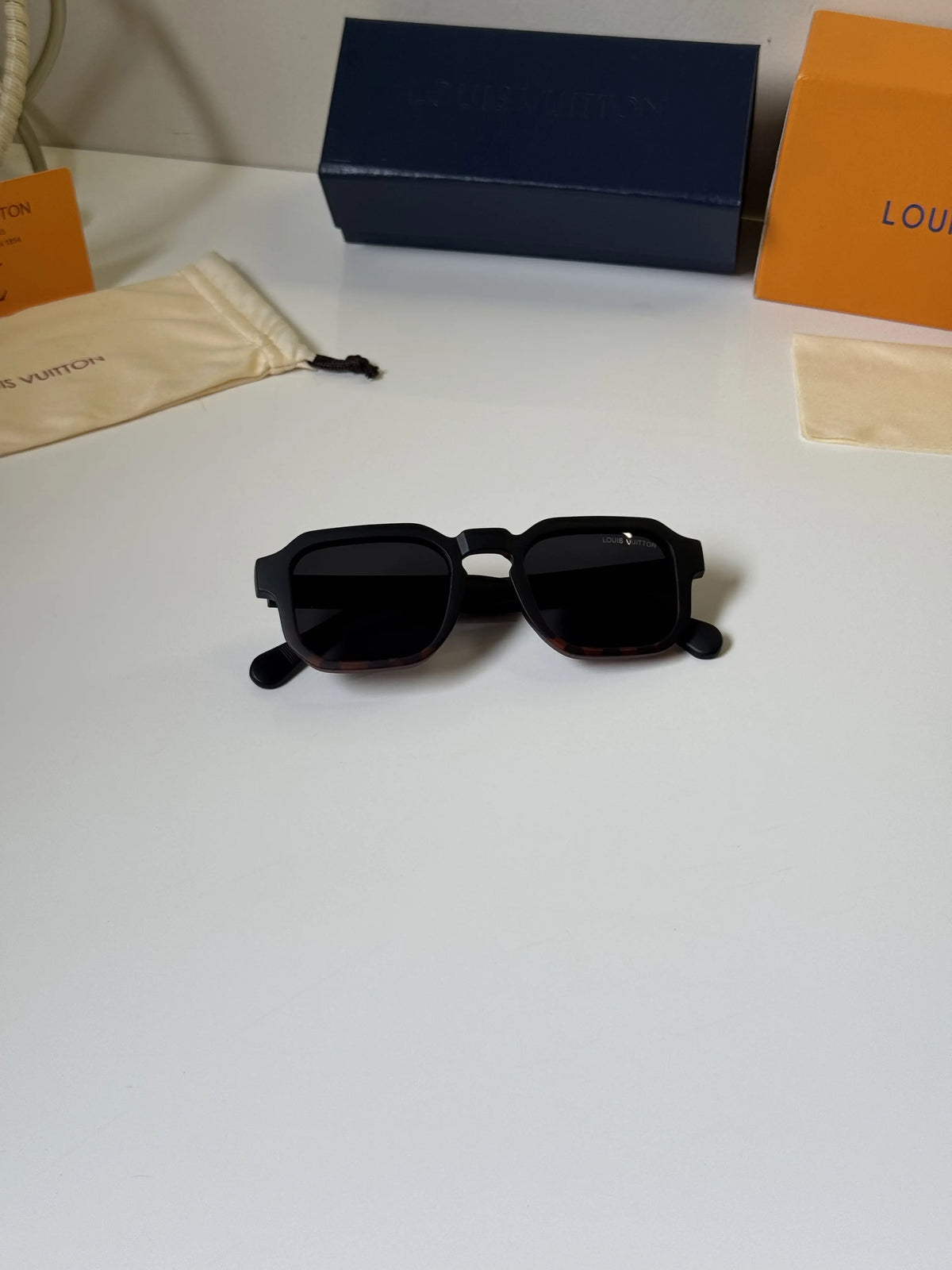 Louis_Vuitton_4954_Black_Brown
