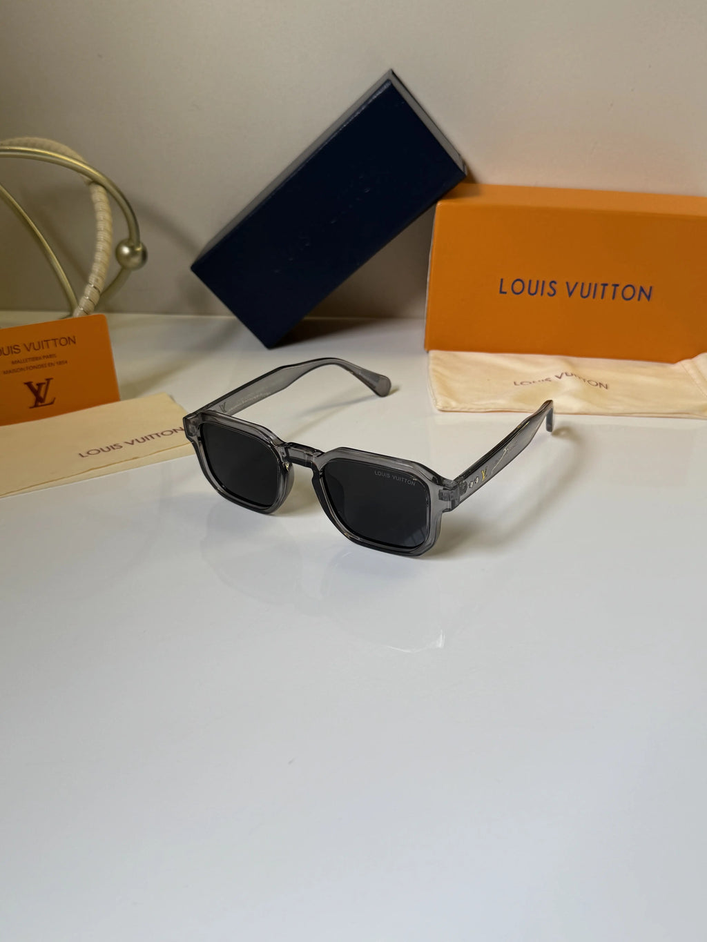 Louis_Vuitton_4954_Grey