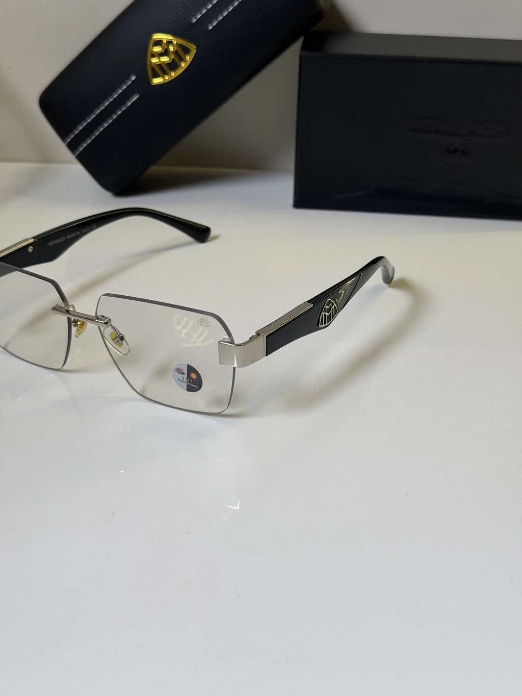 Maybach_2560_Silver_Black_Frame