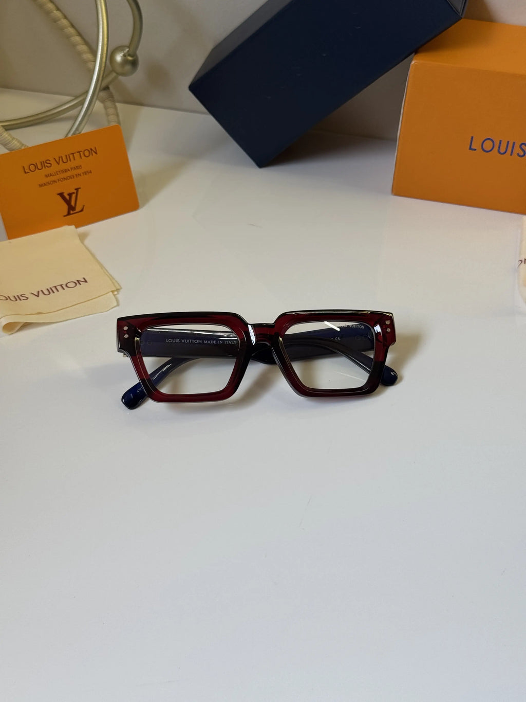 Louis_Vuitton_3311_Wine_Blue_Frame