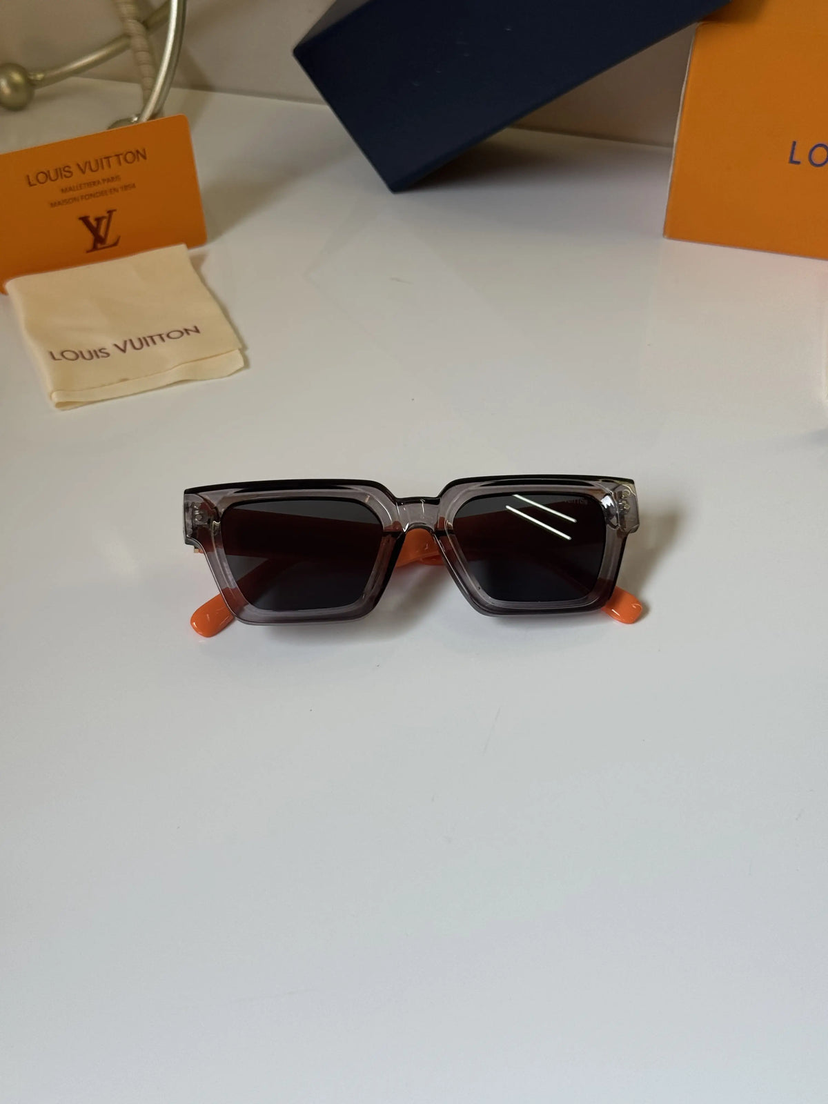 Louis_Vuitton_3311_Orange_Black